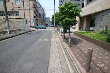 敷地の南側前面道路（東側から）