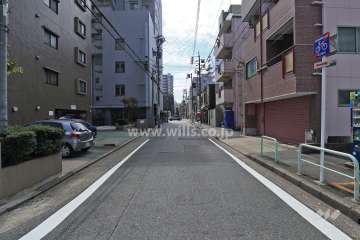 敷地西側の前面道路（北側から）