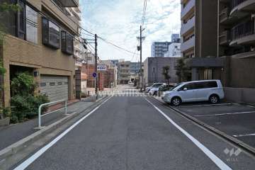 敷地北側の前面道路（西側から）