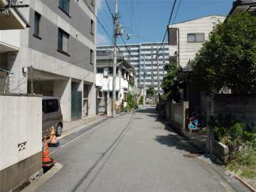 東側前面道路。周辺は一戸建てが中心に建ち並ぶ住宅地です。