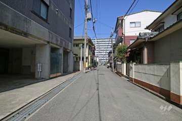 敷地北東側の前面道路（南東側から）
