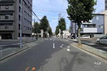 敷地東側の前面道路（南側から）
