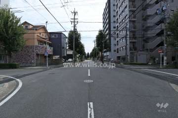 敷地東側の前面道路（北側から）