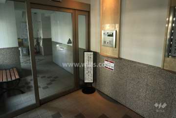 エントランスはオートロック付きです。