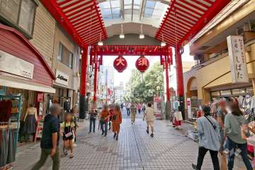 敷地南側の前面道路（東側から）