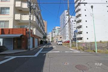 敷地東側の前面道路（南側から）