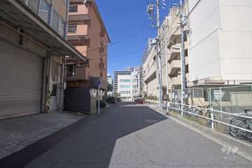 敷地東側の前面道路（南側から）