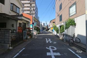 敷地南西側の前面道路（南東側から）