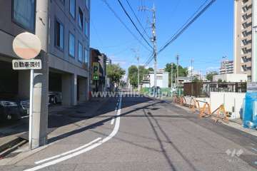 敷地南東側の前面道路（南西側から）