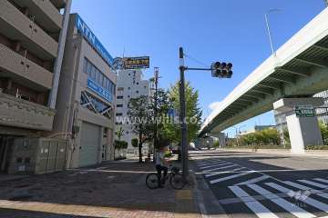 敷地北東側の前面道路（南東側から）