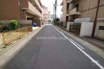 敷地南東側の前面道路（南西側から）