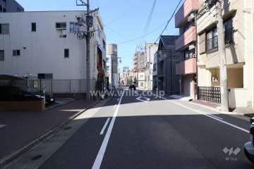 敷地北側の前面道路（東側から）