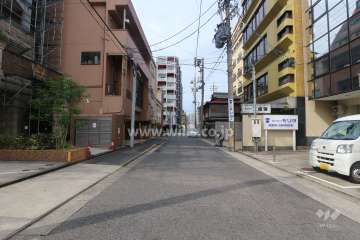 敷地北側の前面道路（東側から）