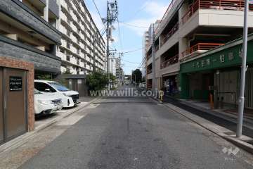 敷地南側の前面道路（西側から）