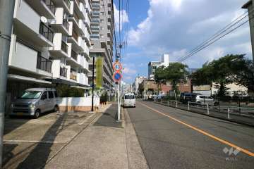 敷地南側の前面道路（西側から）
