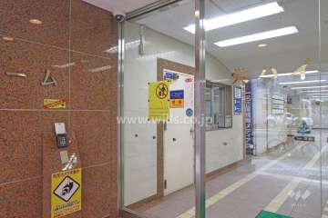 エントランスはオートロック付きです。