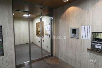 エントランスはオートロック付きです。