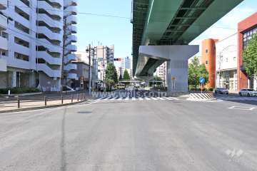 敷地北側の前面道路（東側から）