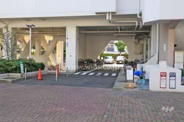 駐車場出入り口