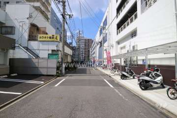 敷地の東側前面道路（南側から）