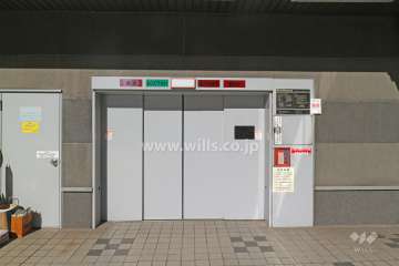 駐車場出入り口（ロボットゲート付き）