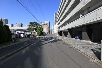敷地西側の前面道路（南側から）