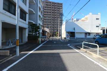 敷地北側の前面道路（東側から）