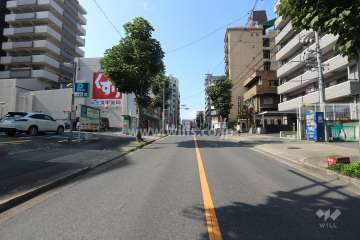 敷地南側の前面道路（東側から）