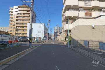 敷地西側の前面道路（南側から）