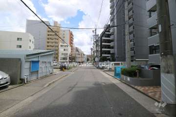 敷地北側の前面道路（西側から）