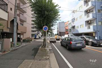 敷地西側の前面道路（北側から）
