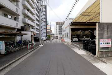 敷地北側の前面道路（東側から）
