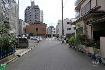 敷地東側の前面道路（北側から）