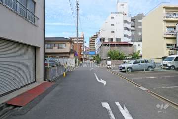 敷地東側の前面道路（南側から）