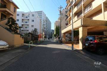 敷地南側の前面道路（東側から）