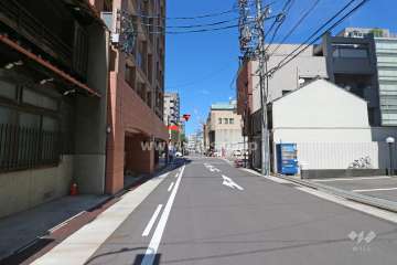 敷地東側の前面道路（南側から）