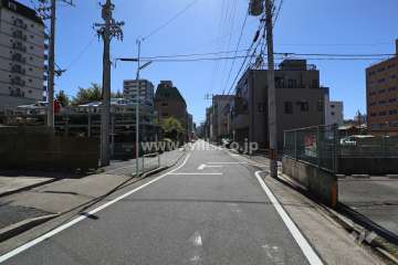 敷地西側の前面道路（北側から）