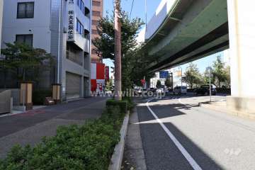 敷地北東側の前面道路（南東側から）