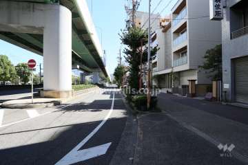 敷地北東側の前面道路（北西側から）