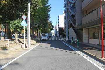 敷地北側の前面道路（西側から）