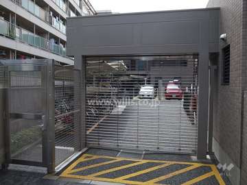 駐車場の入り口（リングシャッター付き）