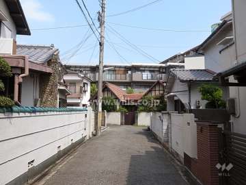 敷地の南側には、一戸建てが立ち並んでいます。