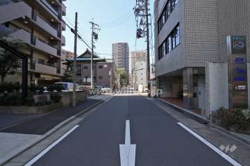 敷地北側の前面道路（東側から）