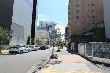 敷地東側の前面道路（北側から）