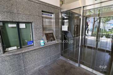 エントランスはオートロック付きです。