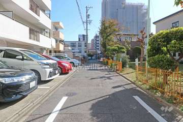 敷地北側の前面道路（西側から）