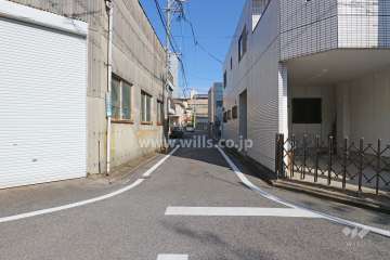敷地西側の前面道路（南側から）