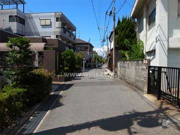 敷地北側の道路。周辺は道幅が狭めですが、静かな住宅地です。