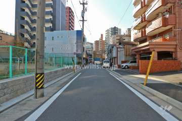 敷地東側の前面道路（北側から）