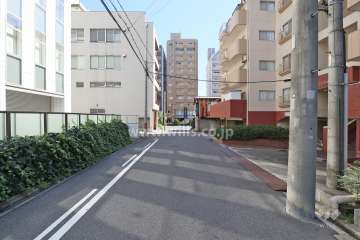 敷地北側の前面道路（西側から）